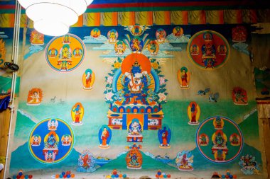 Palyul, Sichuan / Çin - Mayıs 2016: Baiy County Palyul Tibet manastırında Guru Rinpoche altın heykeli, Garze Tibet Özerk İli.