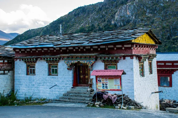 Pueblo Tibetano Con Casas Piedra Tradicionales Alrededor Drug Dje Monasterio — Foto de Stock