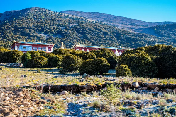 Pueblo Tibetano Con Casas Piedra Tradicionales Alrededor Drug Dje Monasterio —  Fotos de Stock