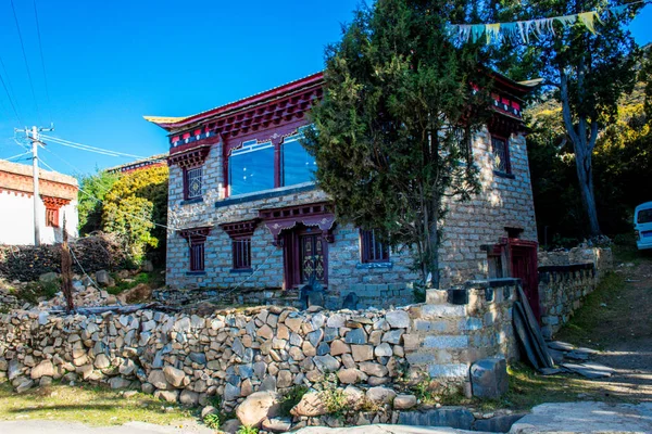 Pueblo Tibetano Con Casas Piedra Tradicionales Alrededor Drug Dje Monasterio —  Fotos de Stock