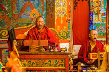Palyul, Sichuan / Çin - Mayıs 2016: Baiy County Palyul Tibet manastırında Guru Rinpoche altın heykeli, Garze Tibet Özerk İli.