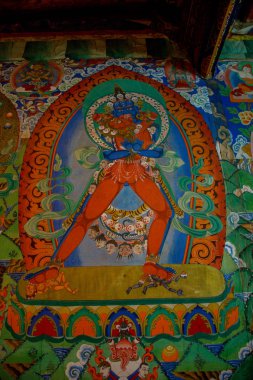Palyul, Sichuan / Çin - Mayıs 2016: Baiy County Palyul Tibet manastırında Guru Rinpoche altın heykeli, Garze Tibet Özerk İli.