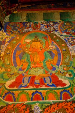 Palyul, Sichuan / Çin - Mayıs 2016: Baiy County Palyul Tibet manastırında Guru Rinpoche altın heykeli, Garze Tibet Özerk İli.