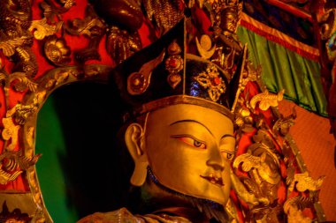 Palyul, Sichuan / Çin - Mayıs 2016: Baiy County Palyul Tibet manastırında Guru Rinpoche altın heykeli, Garze Tibet Özerk İli.