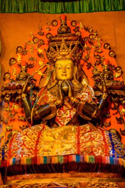 Palyul, Sichuan / Çin - Mayıs 2016: Baiy County Palyul Tibet manastırında Guru Rinpoche altın heykeli, Garze Tibet Özerk İli.