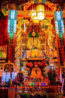 Palyul, Sichuan / Çin - Mayıs 2016: Baiy County Palyul Tibet manastırında Guru Rinpoche altın heykeli, Garze Tibet Özerk İli.