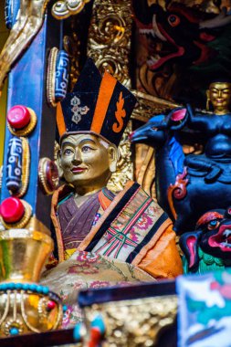 Palyul, Sichuan / Çin - Mayıs 2016: Baiy County Palyul Tibet manastırında Guru Rinpoche altın heykeli, Garze Tibet Özerk İli.