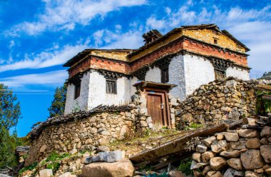 Litang County, Garze Tibet Özerk İli Padma Drukpa İlaç Dje Tibet manastırı etrafında geleneksel taş evler ile Tibet köyü. Sichuan, Çin