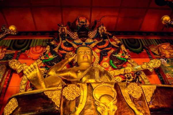 Palyul Sichuan Cina Maggio 2016 Statua Oro Del Guru Rinpoche — Foto Stock