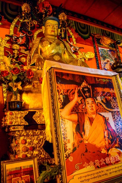 Palyul Sichuan Cina Maggio 2016 Statua Oro Del Guru Rinpoche — Foto Stock