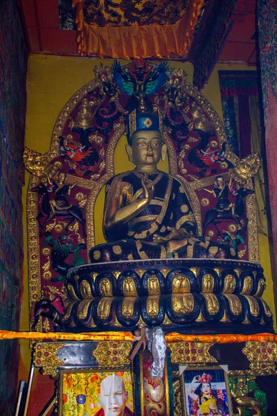 Palyul Sichuan China Mei 2016 Gouden Standbeeld Van Goeroe Rinpoche — Stockfoto
