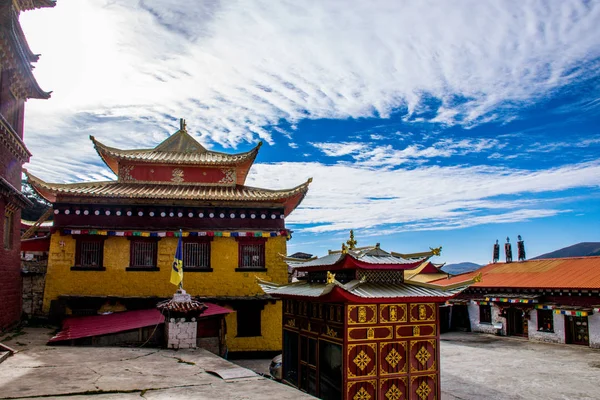 ガルゼチベット自治区リタン郡のパドマ ドゥルッパのドラッグ チベット修道院周辺に伝統的な石造りの家を持つチベットの村 四川省 — ストック写真