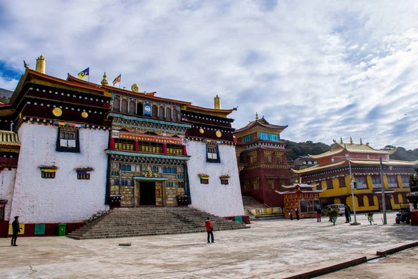 Villaggio Tibetano Con Case Pietra Tradizionali Intorno Monastero Tibetano Drug — Foto Stock