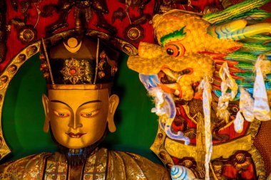 Palyul, Sichuan / Çin - Mayıs 2016: Baiy County Palyul Tibet manastırında Guru Rinpoche altın heykeli, Garze Tibet Özerk İli.