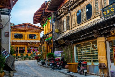 Şangri-La İlçesi 'nden geçen Yunnan 