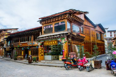 Şangri-La İlçesi 'nden geçen Yunnan 