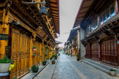 Şangri-La İlçesi 'nden geçen Yunnan 