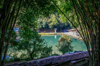 Yunnan, Tengchong ilçesinden geçiyor. 