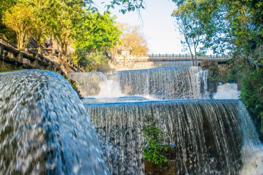 Gündüz vakti Tengchong ilçesindeki şelale manzarası, Yunnan.  