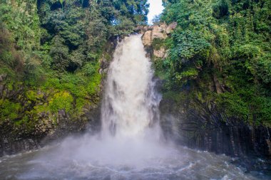Gündüz vakti Tengchong ilçesindeki şelale manzarası, Yunnan.  