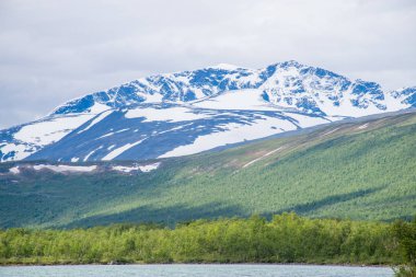 Gündüz Kebnekaise Dağı manzarası, İsveç 
