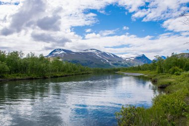 Gündüz Kebnekaise Dağı manzarası, İsveç 