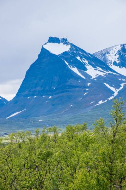 Gündüz Kebnekaise Dağı manzarası, İsveç 