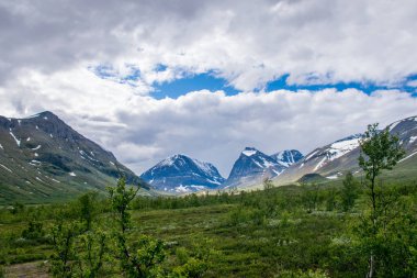 Gündüz Kebnekaise Dağı manzarası, İsveç 