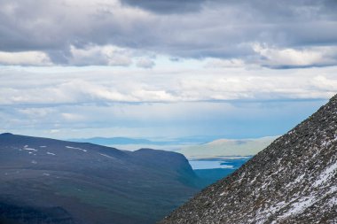 Gündüz Kebnekaise Dağı manzarası, İsveç 