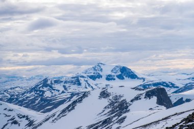 Gündüz Kebnekaise Dağı manzarası, İsveç 