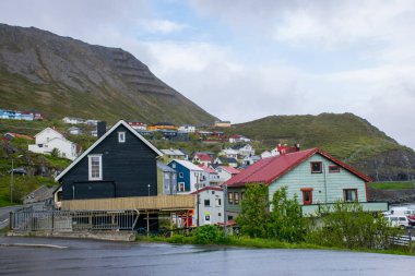 Halti bölgesi, Norveç - Temmuz 2019 Finnmark, İskandinavya 'daki Halti bölgesinde dağ geçidi yakınlarındaki kırsal evler 
