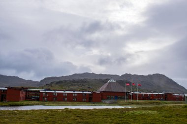 Halti bölgesi, Norveç - Temmuz 2019 Finnmark, İskandinavya 'daki Halti bölgesinde dağ geçidi yakınlarındaki kırsal evler 