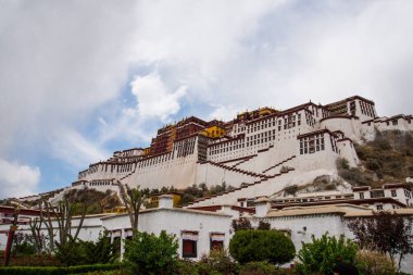 Lhasa, Tibet - Çin - Mayıs 2019: Potala Sarayı Lhasa Dalai Lama ana ikamet. Asya'da hac caynı yapan Buddha öğrencileri için kutsal yer 