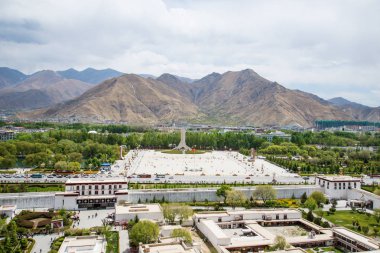 Lhasa, Tibet - Çin - Mayıs 2019: Potala Sarayı Lhasa Dalai Lama ana ikamet. Asya'da hac caynı yapan Buddha öğrencileri için kutsal yer 