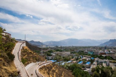 Lhasa, Tibet - Çin - Mayıs 2019: Potala Sarayı Lhasa Dalai Lama ana ikamet. Asya'da hac caynı yapan Buddha öğrencileri için kutsal yer 