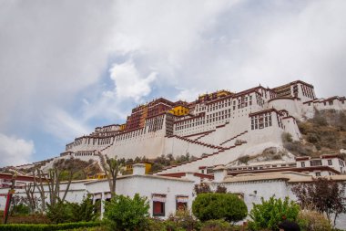 Lhasa, Tibet - Çin - Mayıs 2019: Potala Sarayı Lhasa Dalai Lama ana ikamet. Asya'da hac caynı yapan Buddha öğrencileri için kutsal yer 