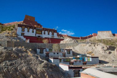 Gyantse, Orta Tibet - Çin - Mayıs 2019: Tibet'teki en büyük Budist stupa Pelkhor Chode manastırında stupa Kumbum. Çeviri 