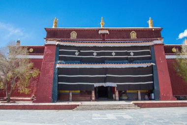 Gyantse, Orta Tibet - Çin - Mayıs 2019: Tibet'teki en büyük Budist stupa Pelkhor Chode manastırında stupa Kumbum. Çeviri 