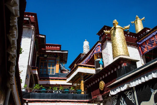中国西藏中部拉萨的传统建筑 — 图库照片