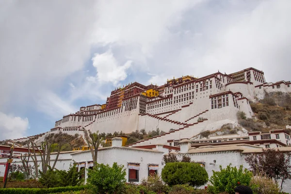 2019年5月 布达拉宫是达赖喇嘛在拉萨的主要住所 亚洲佛教徒朝圣者的圣地 — 图库照片