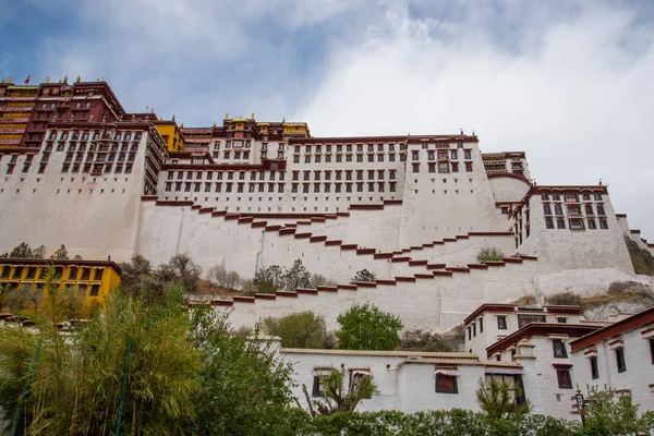 チベット 2019年5月 ラサのダライ ラマのメインレジデンスであるポタラ宮 アジアで巡礼をする仏の生徒のための神聖な場所 — ストック写真