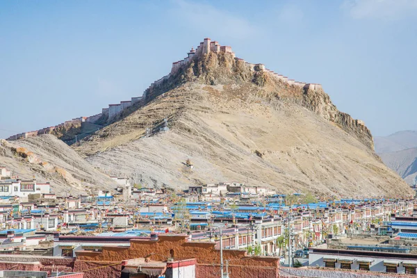 西藏中部佛教寺院佩尔霍乔德 Pelkhor Chode 屋顶的吉安泽市和古堡的迷人全景 — 图库照片