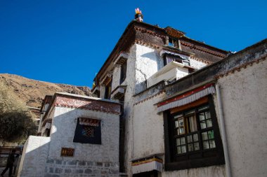 Shigatse, Orta Tibet - Çin - Mayıs 2019: Tashi Lungpo Budist manastırının iç avlusu. Asya'da hac caynı yapan Buddha öğrencileri için kutsal bir yer. Dua ve meditasyon yeri