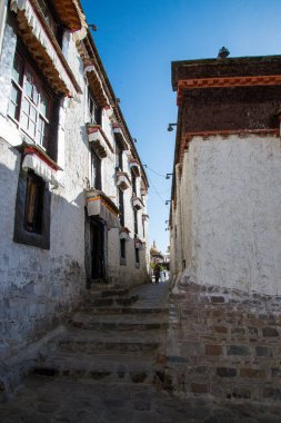 Shigatse, Orta Tibet - Çin - Mayıs 2019: Tashi Lungpo Budist manastırının iç avlusu. Asya'da hac caynı yapan Buddha öğrencileri için kutsal bir yer. Dua ve meditasyon yeri