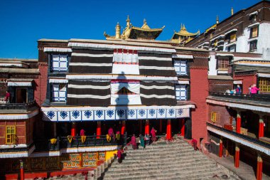Shigatse, Orta Tibet - Çin - Mayıs 2019: Tashi Lungpo Budist manastırının iç avlusu. Asya'da hac caynı yapan Buddha öğrencileri için kutsal bir yer. Dua ve meditasyon yeri