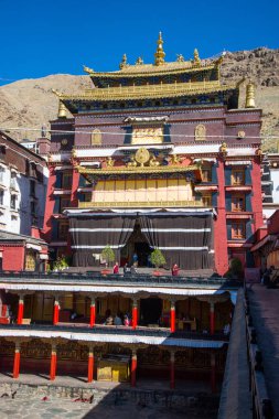 Shigatse, Orta Tibet - Çin - Mayıs 2019: Tashi Lungpo Budist manastırının iç avlusu. Asya'da hac caynı yapan Buddha öğrencileri için kutsal bir yer. Dua ve meditasyon yeri