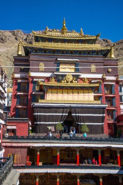 Shigatse, Orta Tibet - Çin - Mayıs 2019: Tashi Lungpo Budist manastırının iç avlusu. Asya'da hac caynı yapan Buddha öğrencileri için kutsal bir yer. Dua ve meditasyon yeri