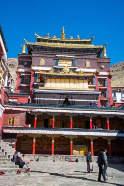 Shigatse, Orta Tibet - Çin - Mayıs 2019: Tashi Lungpo Budist manastırının iç avlusu. Asya'da hac caynı yapan Buddha öğrencileri için kutsal bir yer. Dua ve meditasyon yeri