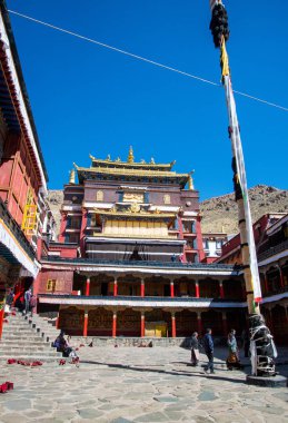 Shigatse, Orta Tibet - Çin - Mayıs 2019: Tashi Lungpo Budist manastırının iç avlusu. Asya'da hac caynı yapan Buddha öğrencileri için kutsal bir yer. Dua ve meditasyon yeri