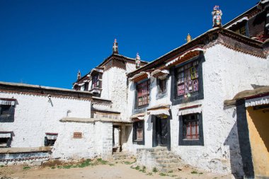 Shigatse, Orta Tibet - Çin - Mayıs 2019: Tashi Lungpo Budist manastırının iç avlusu. Asya'da hac caynı yapan Buddha öğrencileri için kutsal bir yer. Dua ve meditasyon yeri